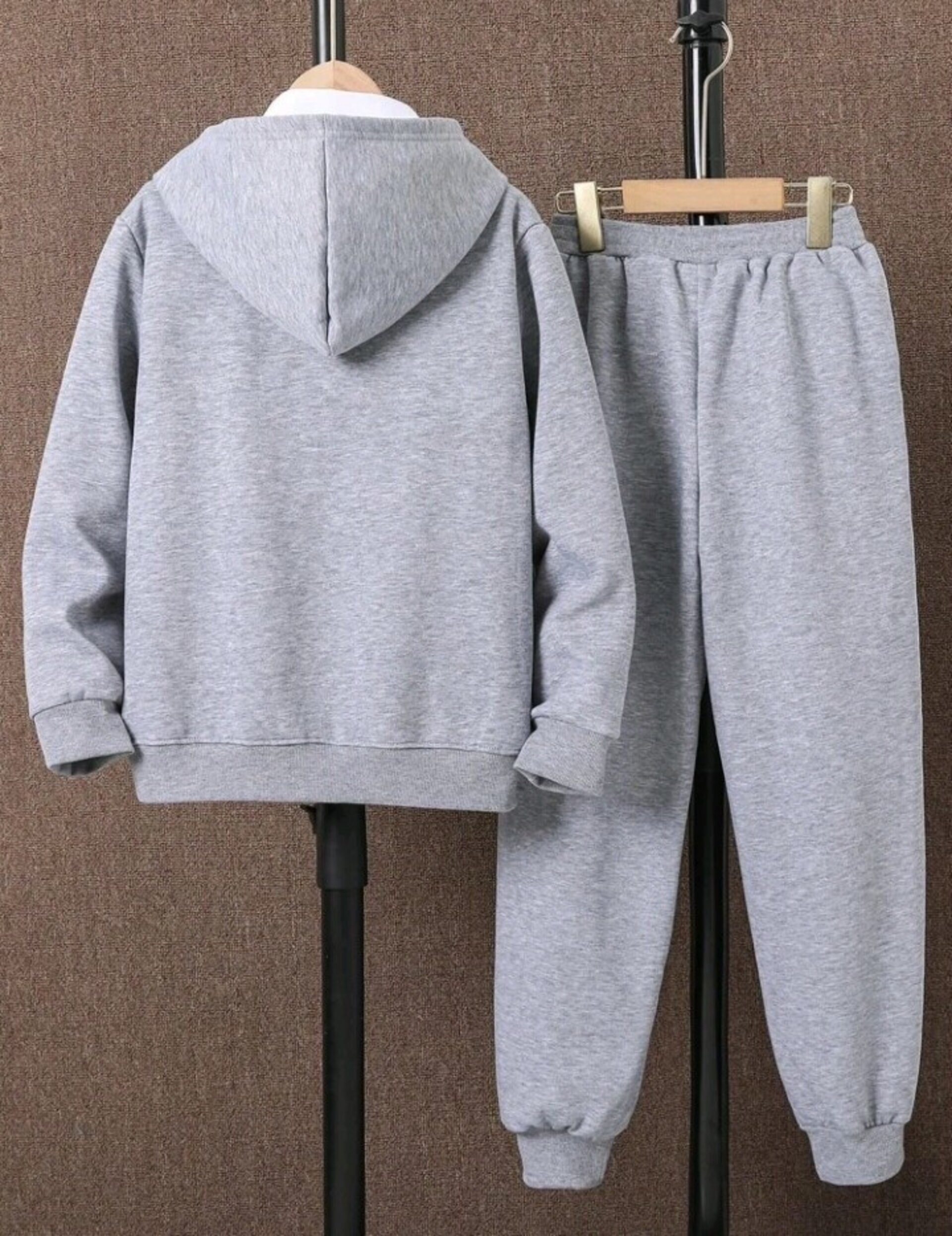 conjunto con capucha y pantalones deportivos - 2