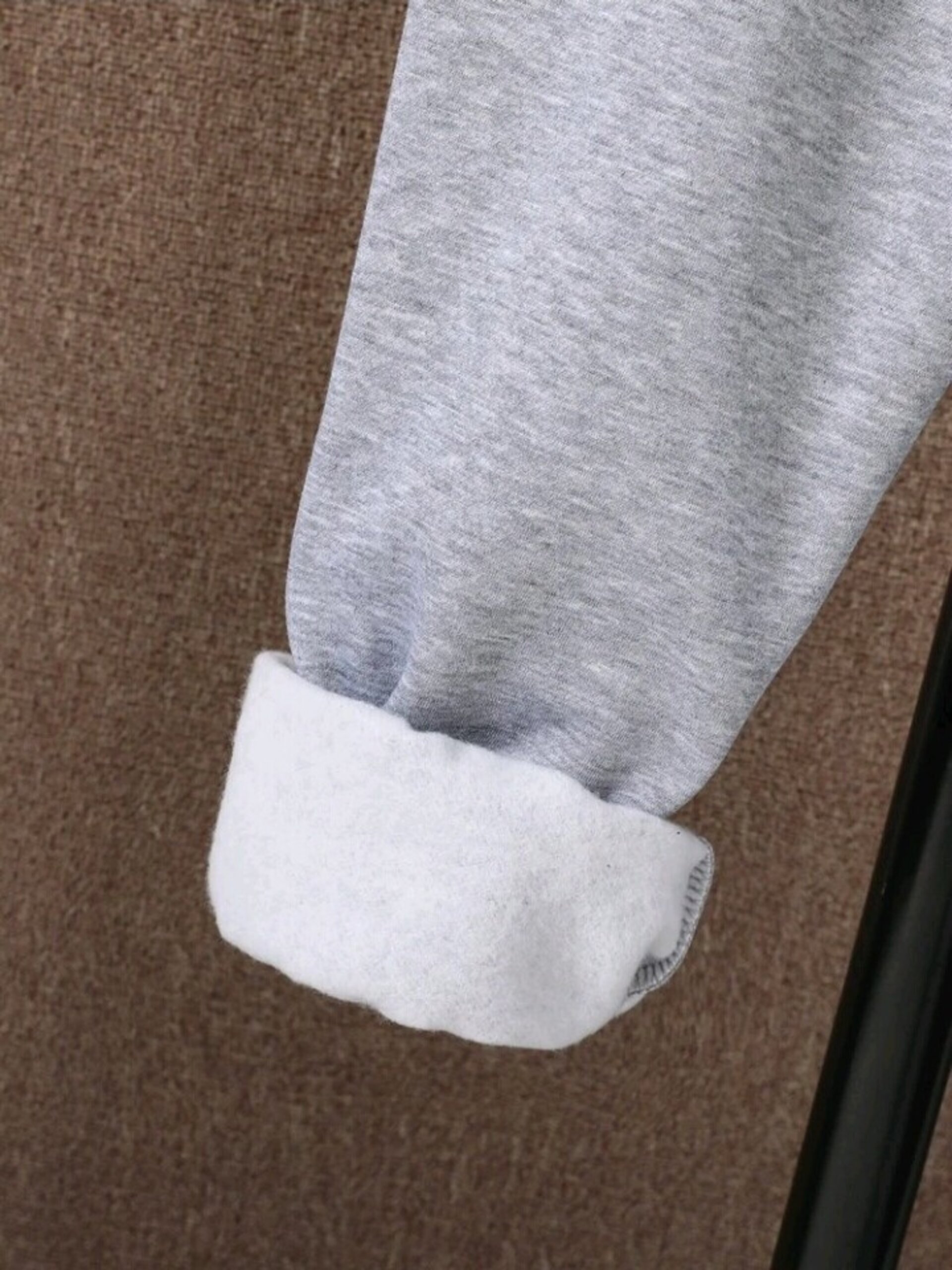 conjunto con capucha y pantalones deportivos - 5
